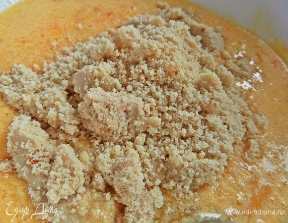 Всыпать орехи в будущее тесто.