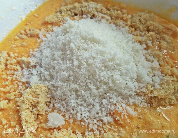 Высыпать вслед за арахисом кокосовую крошку.