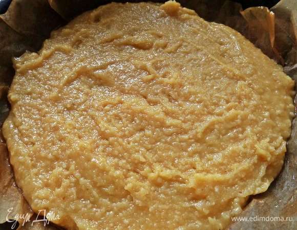 Съемную форму (21 см диаметр), выстелить смазанным пергаментом и вылить тесто.