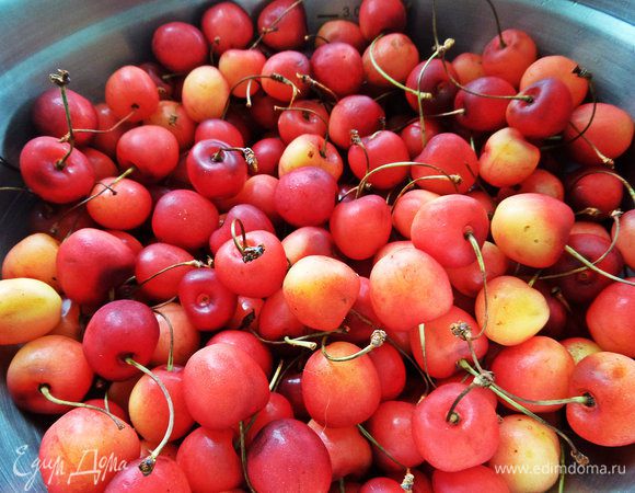 Черешню промыть, дать стечь.