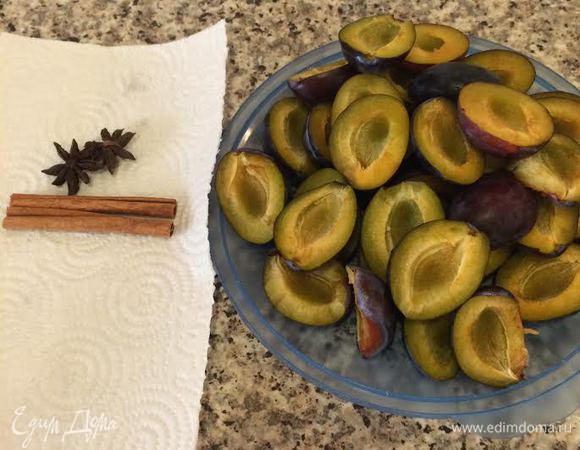 Сливы лучше брать сорта «Венгерка». В рецепте указан вес слив без косточек.