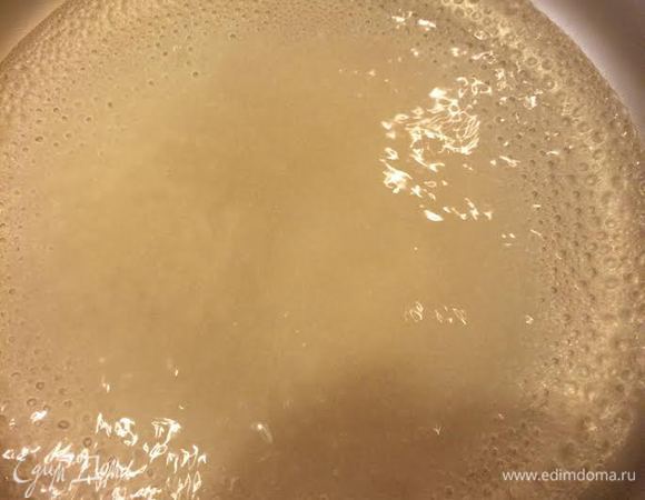 Воду довести до кипения, добавить сахар и дать покипеть 1 минуту.