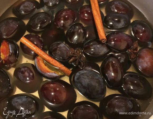 Добавить корицу, анис и сливы. Довести до кипения и варить 10 — 15 минут.