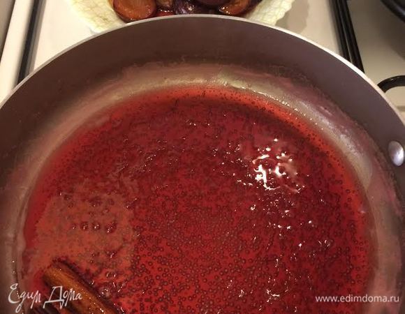 Сливы достать, переложить на тарелку и варить сироп до загустения минут 5 — 10.