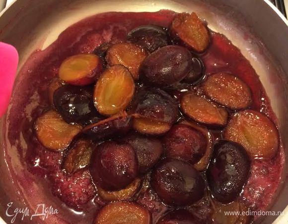 Сливы вернуть в сироп, дать закипеть и снять с огня.