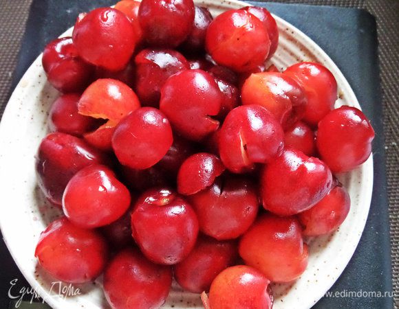 Надрезать и вынуть косточки.