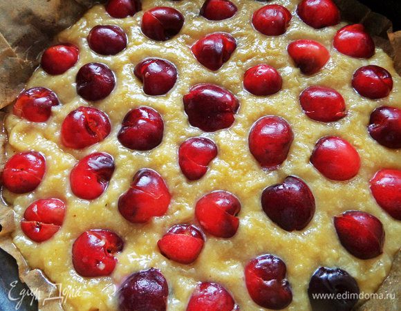 Воткнуть ягоды в тесто.