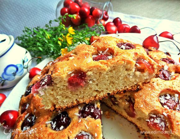 Вот такая у него рыхлая структура с бонусом в виде черешенки! Кого угощала, всем понравился.