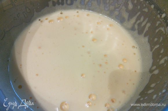 Организовать в умывальнике холодную баню, кубики льда добавить в последнюю минуту. Молоко соединить со сливками, щепоткой соли и половиной сахара. Поставить нагреваться. Если у вас имеется инвертный сироп, его нужно 40 г и 90 г сахара, тогда инвертный сироп добавьте к молоку, а сахар к желткам. Взбить венчиком желтки с оставшимся сахаром до светлой густой массы.