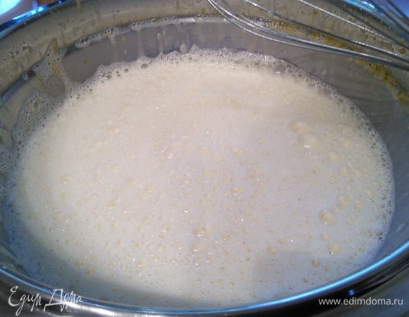 Теперь тонкой струйкой, так же помешивая (чтобы не сварились желтки), влить горячее молоко в яичную массу. Перелить обратно в кастрюлю и поставить на медленный огонь или на водяную баню. При постоянном помешивании довести смесь до загустения. Вы должны почувствовать легкое сопротивление венчику, масса тем временем примет кремовую, пенистую консистенцию. Это может продолжаться около 15 мин. Лучше всего использовать термометр: оптимальная температура крема 80 — 84°С. Кастрюлю с кремом переставить на ледяную баню для быстрого охлаждения, некоторое время необходимо помешивать крем.