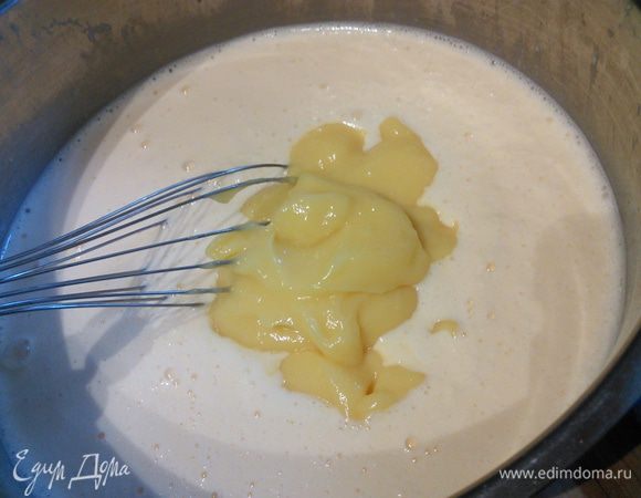 Емкость с кремом переставить в морозилку, каждый час необходимо интенсивно перемешивать крем, чтобы избежать кристаллизации. Когда мороженое схватится (через примерно 2 — 4 часа), добавить лимонный курд и тщательно перемешать. Лимонного курда нужно 220 грамм. Это чуть меньше того количества, которое получилось при изготовлении курда (см. шаг 1 — 4).