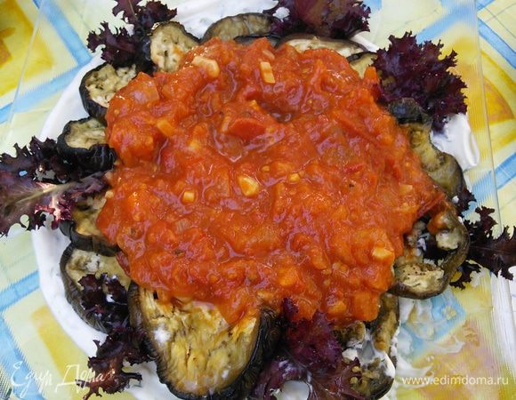 На большое блюдо выложить слоями: сметанный соус, баклажаны, суго.