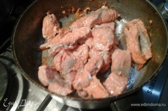 Перво-наперво обжариваем филе форели. Это нужно, чтобы при запекании из рыбки сок не выделялся и не разбавлял соус.