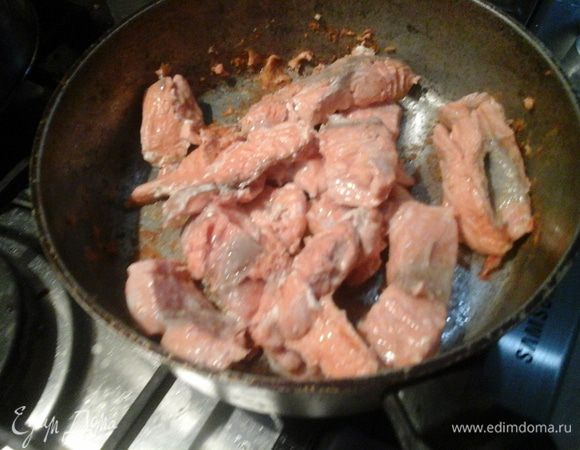 Перво-наперво обжариваем филе форели. Это нужно, чтобы при запекании из рыбки сок не выделялся и не разбавлял соус.