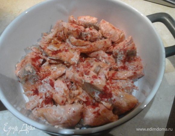 Перекладываем обжаренное филе в посуду для запекания и присыпаем паприкой (можно использовать и другие специи, какие вы любите, главное не перебить аромат самой рыбки).