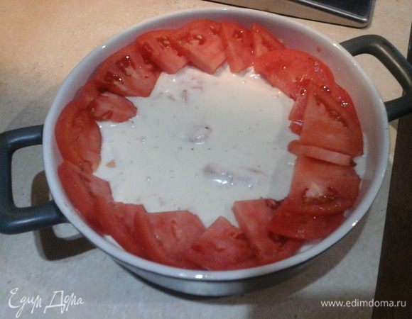 Помидоры нарезать ломтиками (иногда я использую помидорки черри целиком), разложить их по периметру формы. И отправить рыбку запекаться при температуре 180-190°С 20-30 минут.