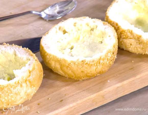 Предварительно размягченным сливочным маслом слегка смазать внутренние стенки корзинок.