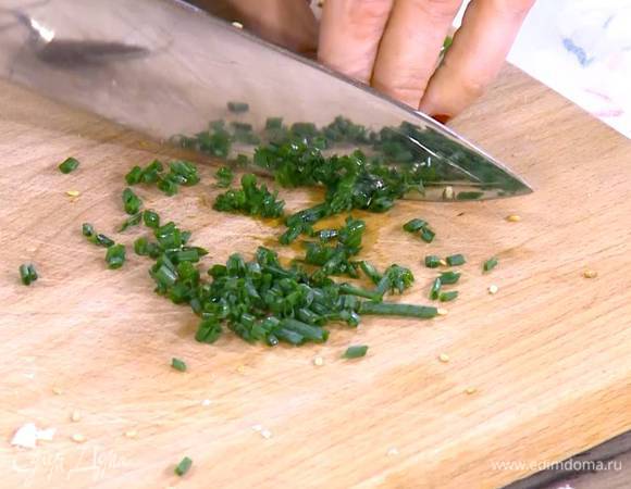 Шнитт-лук мелко порубить.