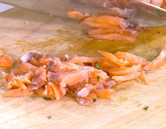 Семгу нарезать небольшими кусочками.