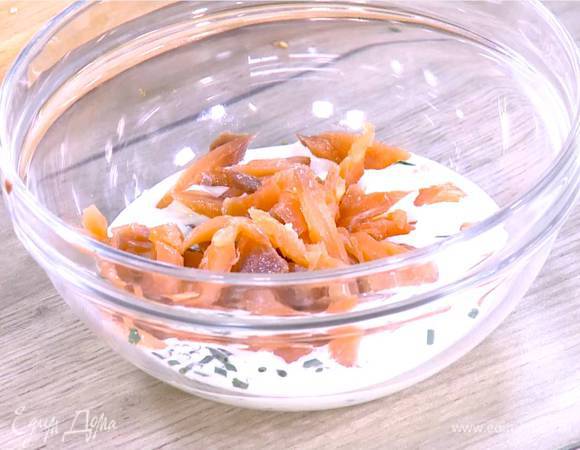 Приготовить начинку, перемешав сливки, измельченный шнитт-лук и нарезанную семгу.