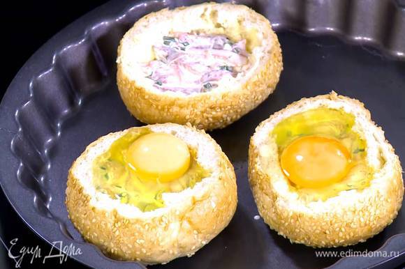 Корзинки поместить на противень и наполовину заполнить начинкой из семги, сверху влить по яйцу.