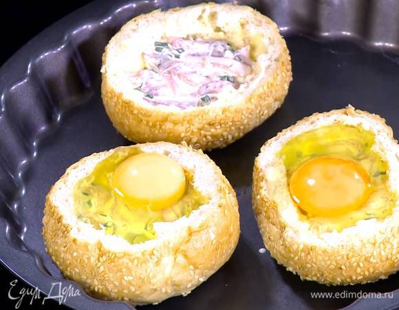Корзинки поместить на противень и наполовину заполнить начинкой из семги, сверху влить по яйцу.