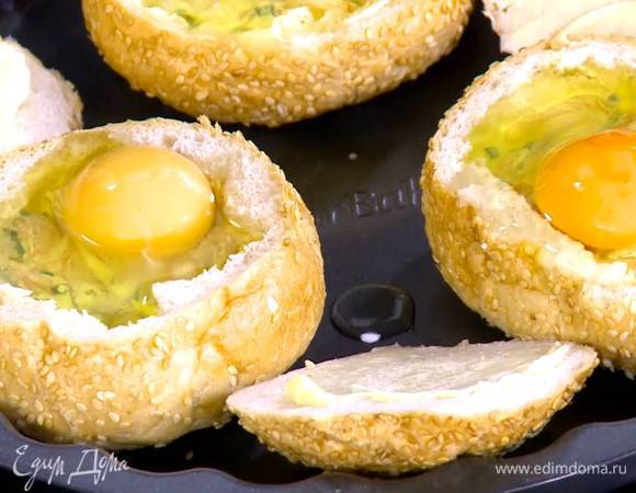 Верхнюю часть булок смазать оставшимся сливочным маслом и уложить на противень рядом с корзинками.