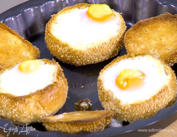 Запекать в разогретой духовке 10‒12 минут.