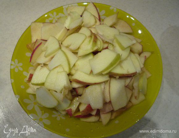 Из яблок удалить сердцевину и тонко нарезать. Чтобы не почернели, сбрызнуть лимонным соком.