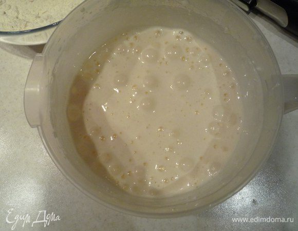 Яйца взбить с сахаром в крепкую белую пышную массу.
