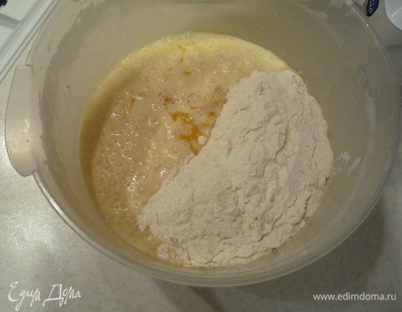 В яичную массу добавить одну треть подготовленной мучной смеси, половину растопленного сливочного масла и половину йогурта. Взбить миксером. Затем добавить еще треть мучной смеси, оставшуюся половину растопленного сливочного масла и йогурта. Снова все взбить.