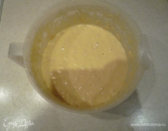 В самом конце добавить оставшуюся треть мучной смеси и взбить. Тесто должно получиться более густым, чем для классической шарлотки.