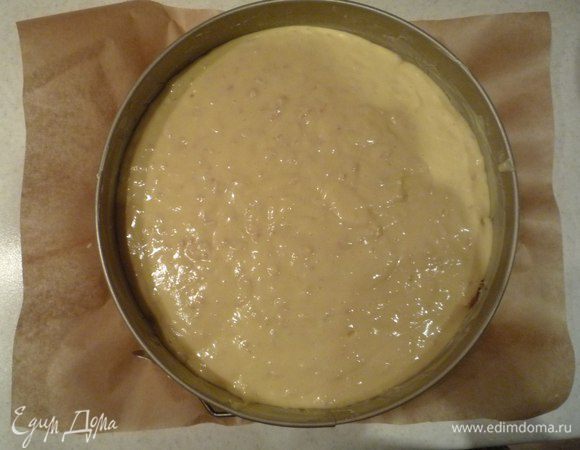 Вылить тесто поверх яблок и отправить в предварительно разогретую до 180°С духовку на 35 — 45 минут. Время выпечки определяйте по своей духовке.