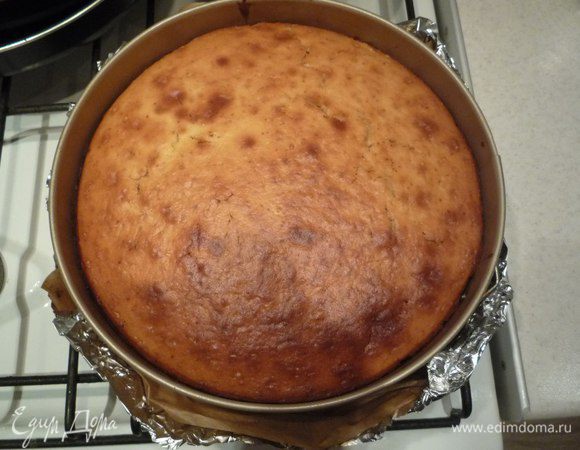 Готовый пирог достаем из духовки и некоторое время даем остыть прямо в форме.