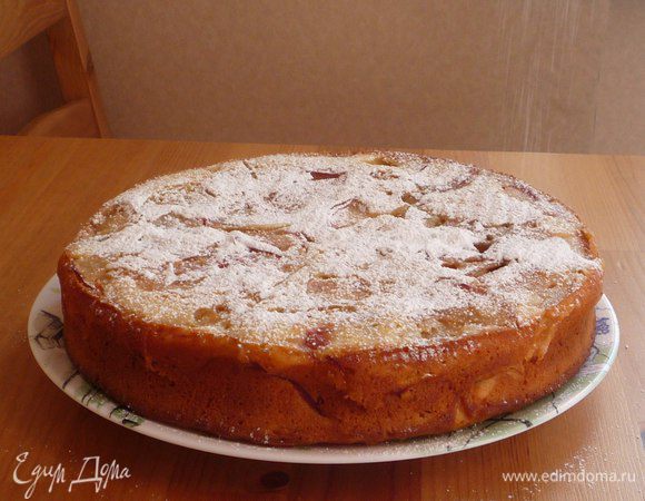 Готовый яблочный пирог посыпаем сахарной пудрой.