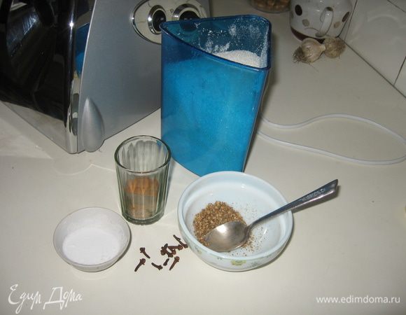 Пока наша помидорная масса уваривается, достаем 0,5 кг сахара, 2,5 столовых ложки соли, 0,5 столовых ложки черного молотого перца, 0,5 столовых ложки красного молотого перца, 0,5 столовых ложки молотого кориандра, 0,5 чайной ложки корицы и 8 — 10 гвоздичек. Все это засыпаем в наше варево, перемешать. Пока оно продолжит кипение, мы можем подготовить банки, попить чаю и даже отдохнуть немного.