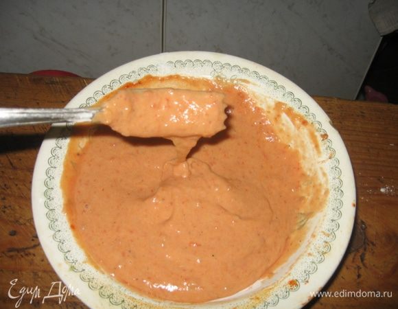 За полчаса до конца кипения отчерпываем немного (около стакана) нашего будущего кетчупа, даем остыть минут 10 и вводим в него 1 стакан крахмала. В оригинальном рецепте указывалось «крахмала или муки», но с мукой у меня получались сильные комки, а крахмал лучше расходится. Хорошенько размешав в тарелке наш томат с крахмалом, выливаем эту смесь обратно в кастрюлю, и вот тут нужно хорошенько сразу все перемешать, чтобы не образовались сгустки.  (Если вдруг все же они случились, можно сразу, не снимая с огня, погружным блендером слегка взбить, на вкусе и качестве это не отразится.)