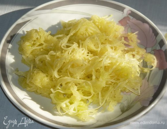 Кабачок очистить, натереть на мелкой терке, немного посолить, отставить на время. Нужна только часть кабачка без семян.