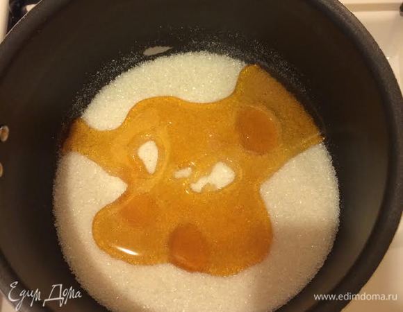 В миске смешать мед и сахар.