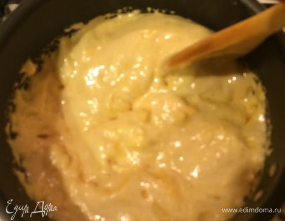 Снять с огня, добавить соду и быстро перемешать.