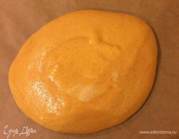 Массу переложить на пекарскую бумагу и дать полностью остыть.