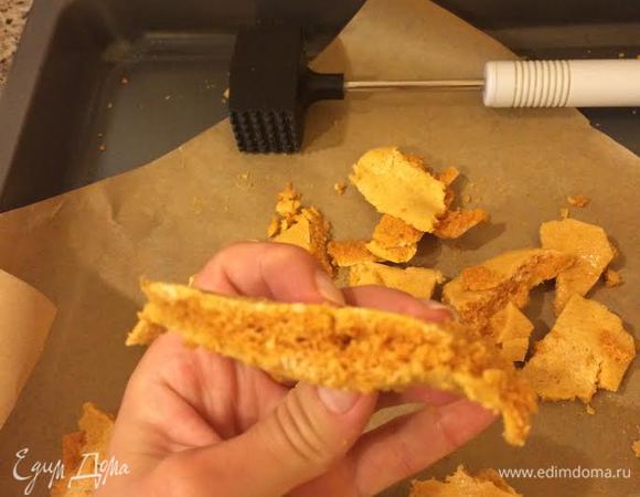 Затем маленьким молотком разломать на мелкие кусочки. Вот какая пористая вкусность.