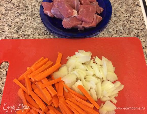 Лук и морковь крупно нарезать.