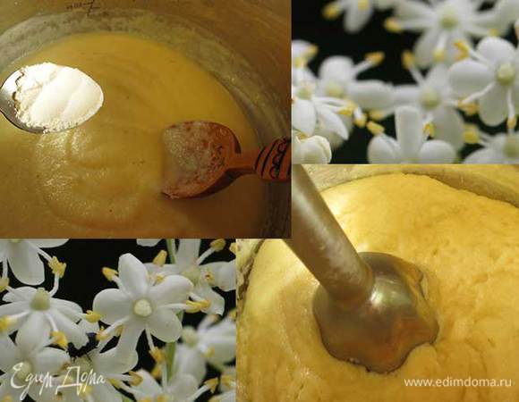 В кашу (пудинг) всыпаем разрыхлитель — чайную ложку без горки. 
Взбиваем массу на больших оборотах.