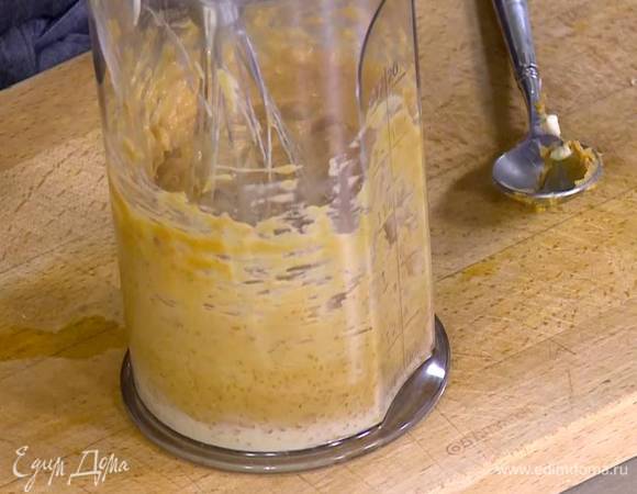 По одному ввести яйца и взбивать все до получения однородной массы.