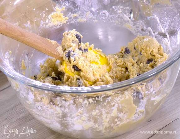 Муку перемешать с содой и солью, добавить шоколадные капли, затем масляную смесь и вымешать тесто.