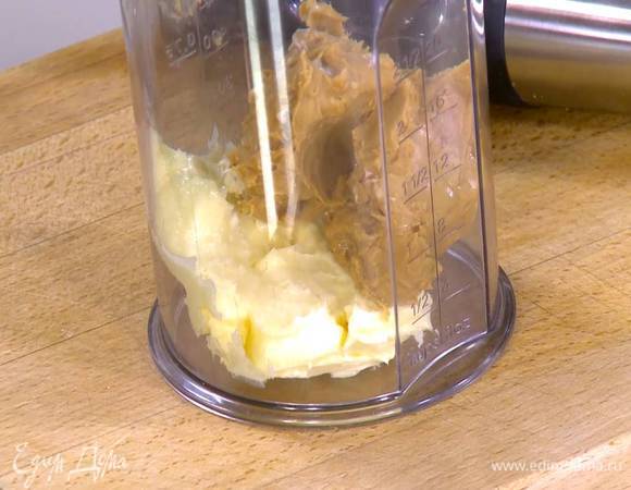 Арахисовое масло соединить с предварительно размягченным сливочным маслом, сахаром и ванильным экстрактом и взбить все блендером с насадкой-венчиком на медленной скорости, чтобы масло не отслоилось.