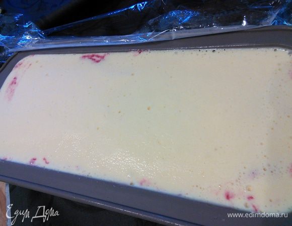 Последний слой — мороженое. В таком виде отправляем в морозилку до полной заморозки, уже не мешаем. 