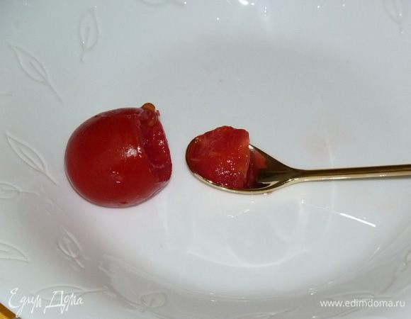 Аккуратно чайной ложечкой извлечь мякоть. 