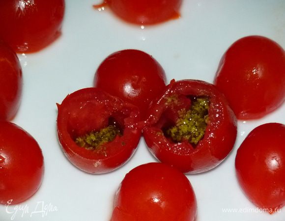 На дно положить немного песто. 